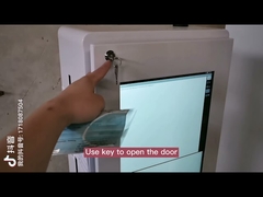 Automaty z maskami do automatycznego dozownika masek w hotelu na stacji metra