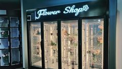 Automat ze świeżymi kwiatami, przezroczysta szafka w lodówce.