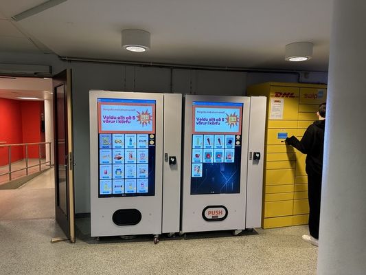 Kosmetyczny automat do sprzedaży z pełnym ekranem dotykowym i regulowanymi slotami na produkty, takie jak szminki i tusze do rzęs