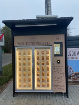 Maszyna do sprzedaży na zewnątrz z 22-calowym ekranem dotykowym i 42 szafkami