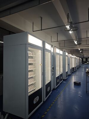 Automat do sprzedaży przekąsek zaprojektowany do obsługi z 21,5-calowym ekranem dotykowym i przyciągającym wzrok podświetlanym panelem w lokalizacjach handlowych