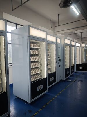 Automat z przekąskami wyposażony w duży ekran dotykowy i podświetlany panel górny dla lepszej widoczności i wydajności sprzedaży